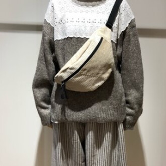 レースが印象的なニットのご紹介です♪