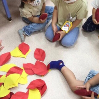 秋さがし　2〜3歳児クラス(Class2)活動様子