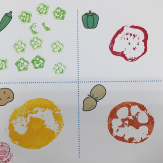  Class3 年少クラスの　野菜スタンプ活動様子♪