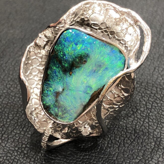 先日、ボルダー・オパールのリングをお買取りいたしました♪