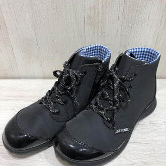 本日はYONEXのショートブーツのご紹介です！