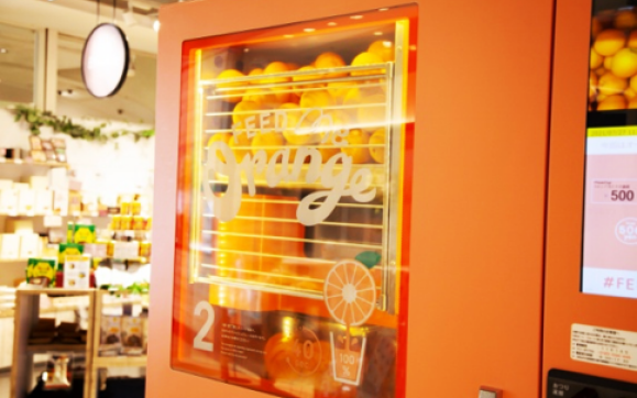日本初上陸の生絞りオレンジジュース『Feed ME Orange』設置！！